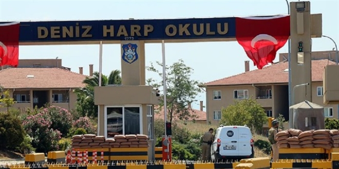 Tanıklar görmedikleri bir sivilin komutanlara emir verdiğini öne sürdü