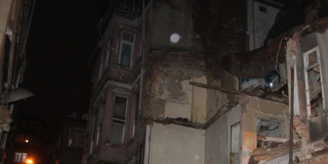 İstanbul Beyoğlu'nda 4 katlı bina çöktü