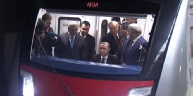 Erdoğan, vatman koltuğuna oturdu