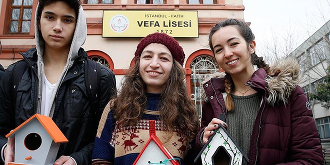 Vefa Lisesi öğrencileri renkli ahşap kuş evleri tasarladı