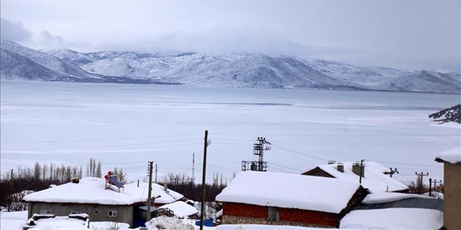 Dört tarafı buzlarla çevrili göl adası