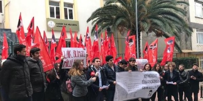 Kadıköy Milli Eğitim Müdürlüğü önünde 'karneli' eylem