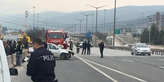 Yolun karsna geerken otomobilin altnda can verdi