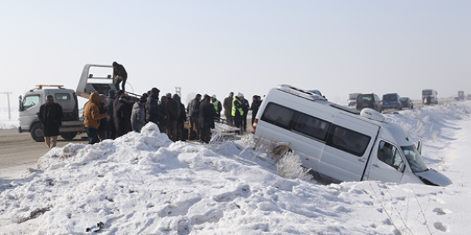 Erzurum'da 7 araç birbirine girdi, 32 kişi yaralandı