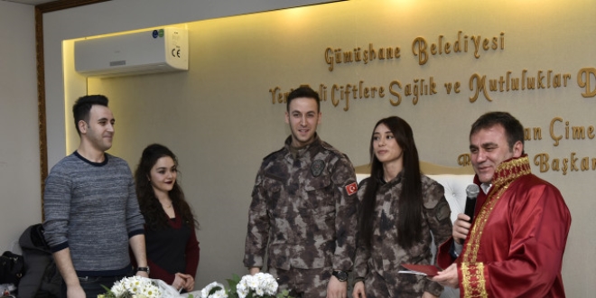 Özel harekat üniformalarıyla dünya evine girdiler