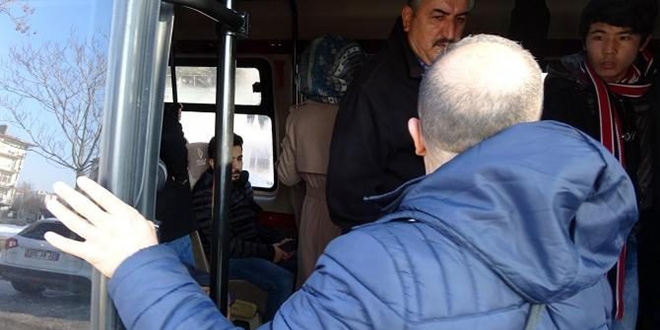 Polis memuru tebdili kıyafet ile denetim yapıyor