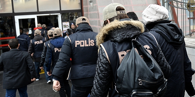 3 ilde gözaltına alınan 6 emniyet mensubu tutuklandı