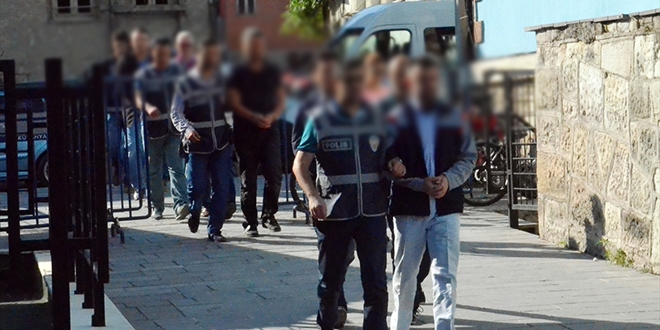 Mersin'de aa alnan polislerin de bulunduu 9 zanl tutukland