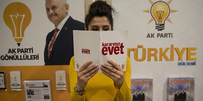 AK Parti'den 'Kararmz Evet' sloganl kitapk