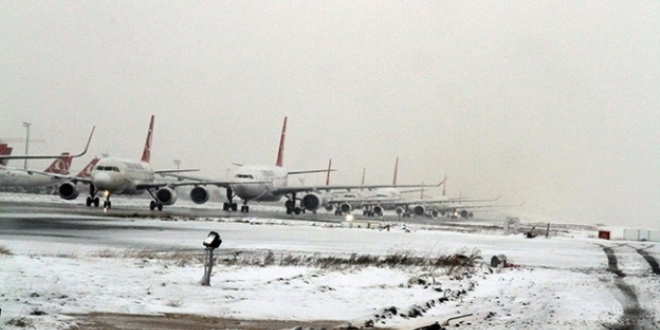 Erzurum ve Iğdır'da hava ulaşımına kar engeli