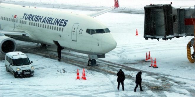 İstanbul'da kar yağışı nedeniyle hava yolu uçuşlarda aksama var