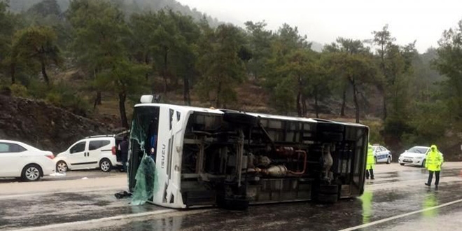 Antalya'da tur midibüsü devrildi: 13 yaralı