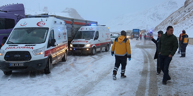 Bayburt'ta olay yerine giden iki ambulans kaza yaptı