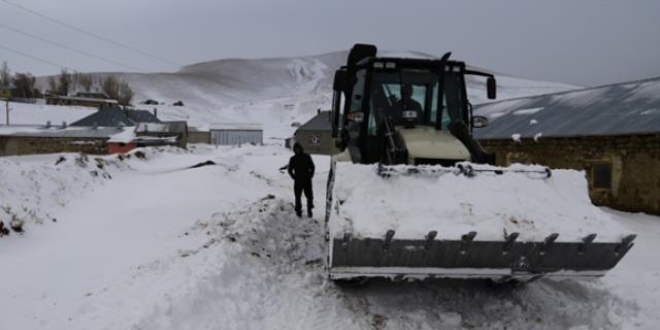 Hakkari'de karla mücadeleye polis ekipleri de destek verdi