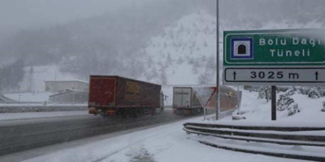 Bolu Dağı'nda yoğun kar yağışı devam ediyor