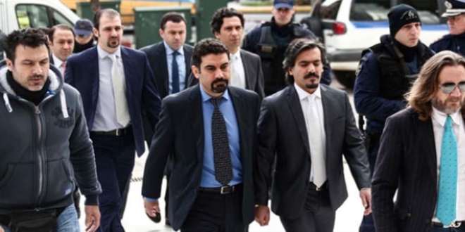 Yunanistan'a kaçan darbeciler için kırmızı bülten
