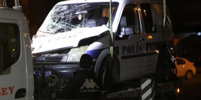 Kaza yerine gelen polislerin aracına otomobil çarptı