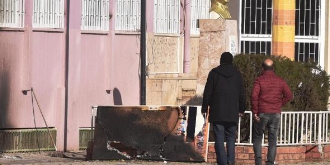Antalya'da söktükleri okulun kapısını ateş verdiler