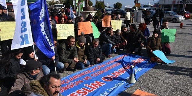 İzmir'de KESK'e memurlar'dan 'ihraç' protestosu
