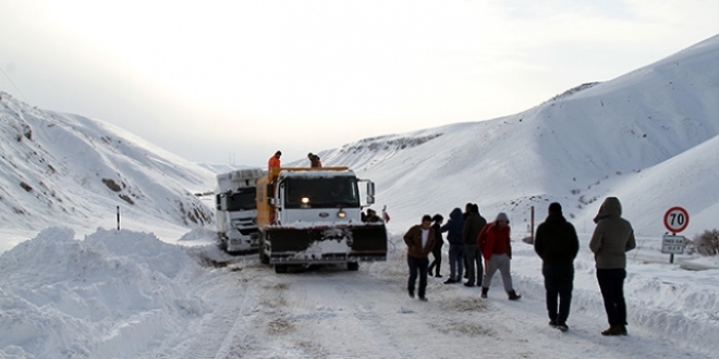 Ağrı-Van karayolu, çığ düşmesi nedeniyle ulaşıma kapandı