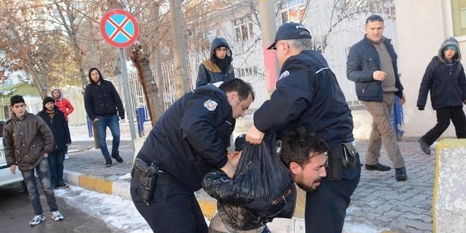 'Dur' ihtarına uymayan 2 Afgan, polisi alarma geçirdi