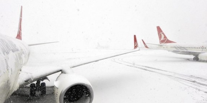 Van'da hava ulaşımına kar engeli