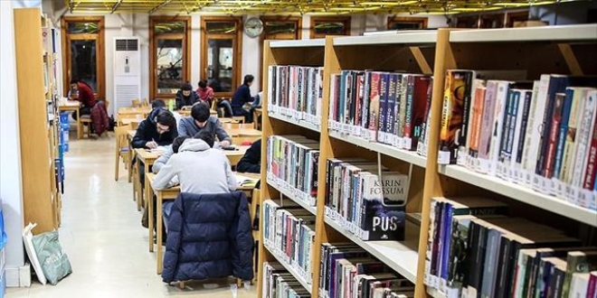 Gecenin sessizliğinde ders çalışıp kitap okuyorlar