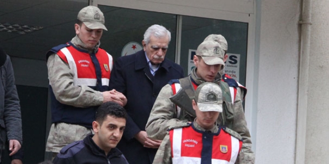 Ahmet Türk sağlık raporu için İstanbul'a götürüldü