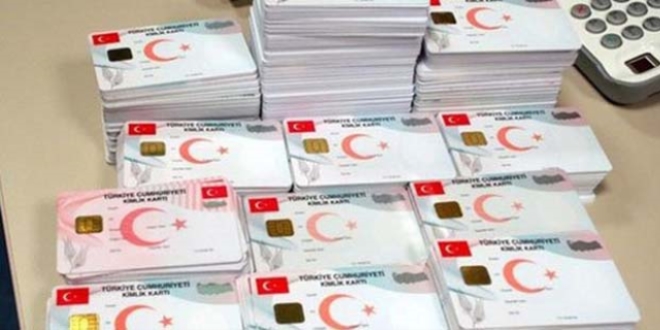 Yeni kimlikler izdihama yol açtı