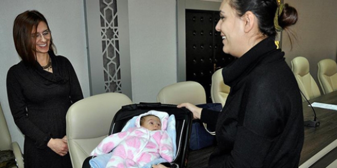 Sınava giren öğrencinin bebeğine akademisyen baktı