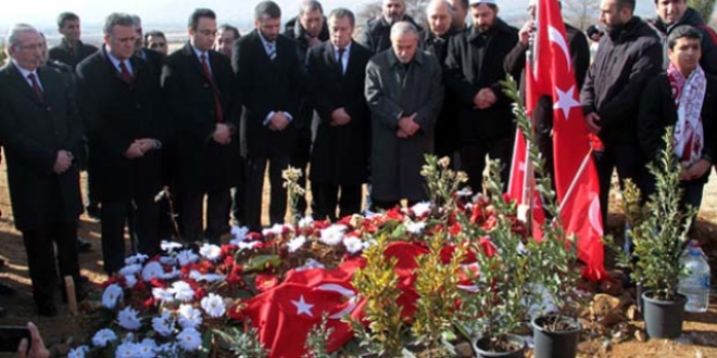 Şehit polis Sekin'in babası oğlunun kabrini ziyaret etti