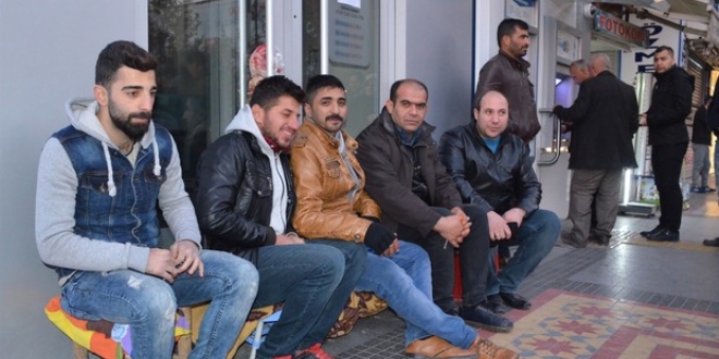 Ev sahibi olmak için dondurucu soğukta banka önünde nöbet