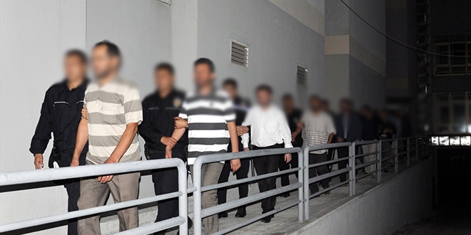 7 ilde, 10 polis memuru ve 4 askeri personel tutukland