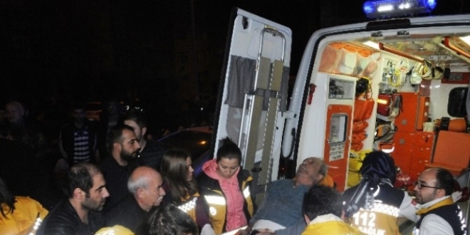 Ağrı'daki yangında 2'si polis 4'ü itfaiye eri olan 17 kişi hastaneye kaldırıldı