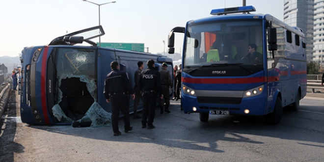 Tutuklu taşıyan cezaevi aracı TEM'de devrildi