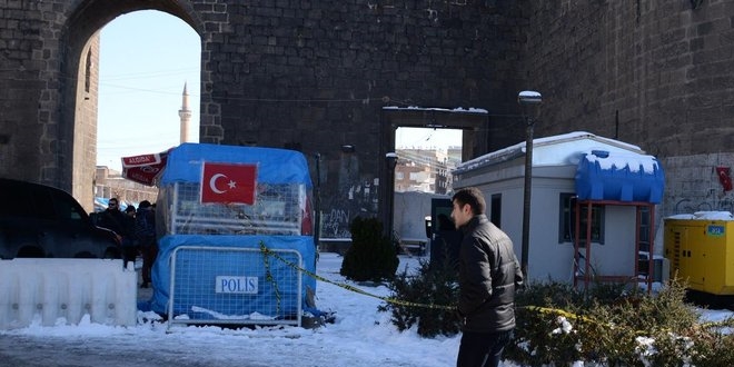 Diyarbakr'da polis noktasnn yannda pompalyla rastgele ate ald