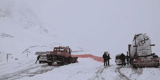 Elazığ ve Bingöl'de 550 köy yolu ulaşıma kapandı