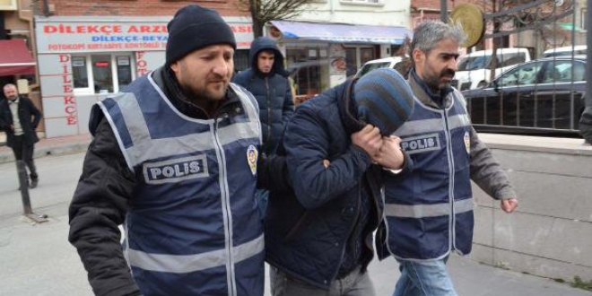Eskişehir'de şüpheliyi yakalayan polis bıçaklandı