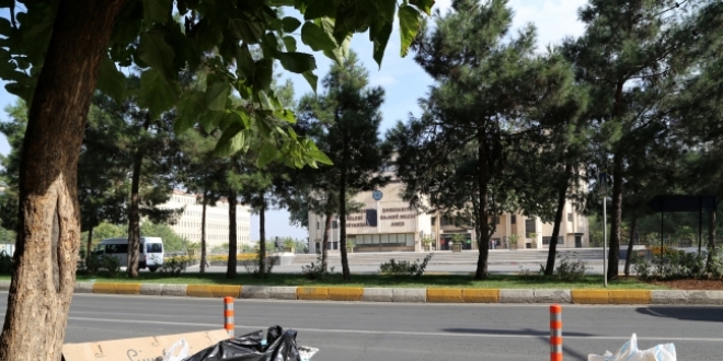 İzmir Karabağlar'da grev nedeniyle çöpler toplanmıyor