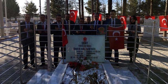 Bakanlık yetkililerinden Ömer Halisdemir'in kabrine ziyaret