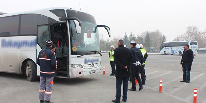 Sivil polisten yolcu otobüsünde trafik denetimi