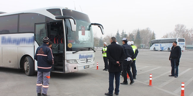 Sivil polisten yolcu otobsnde trafik denetimi