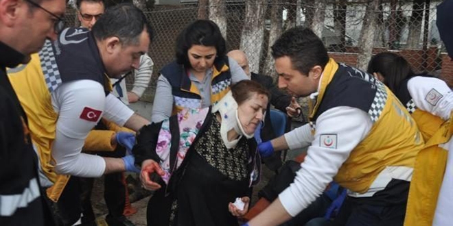 Takla atarak duvara çarpan otomobilde can pazarı: 4 yaralı
