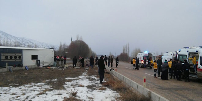 Sivas'ta yolcu otobüsü devrildi: 1 ölü, çok sayıda yaralı var