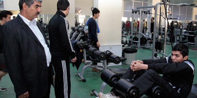 Babasının sırtında geldiği tesisten artık yürüyerek çıkıyor