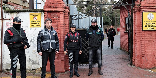 İstanbul'da Narkotim ekipleri okul çevresini denetledi