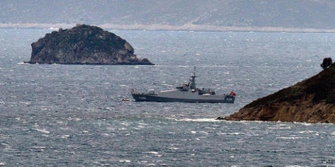 Kardak'ta fırtınaya rağmen devriye sürüyor
