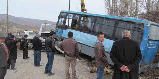 Minibüsle otomobil çarpıştı: 11 yaralı