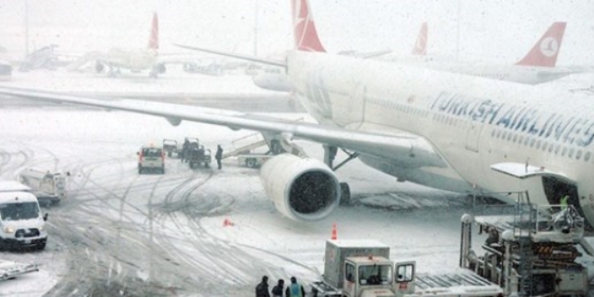 Hava koşullar yüzünden yolcu ve uçak trafiği azaldı