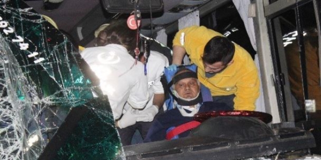 Denizli'de trafik kazas: 17'si renci, 25 kii yaraland